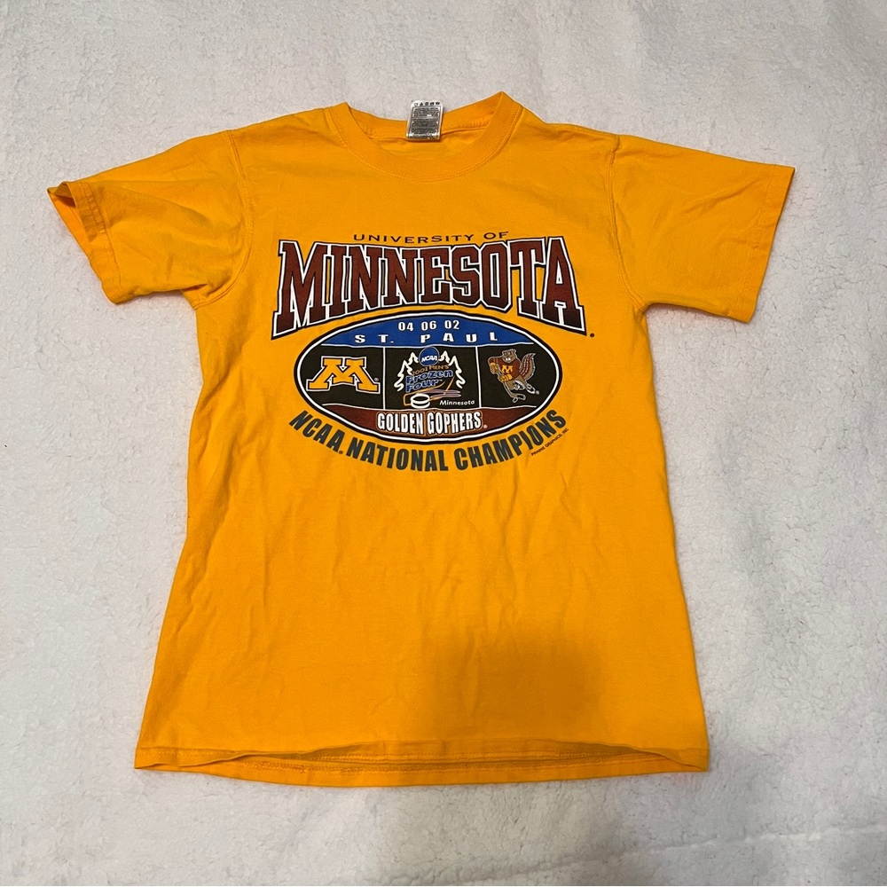 Vintage University of Minnesota 2002 hockey champions shirt